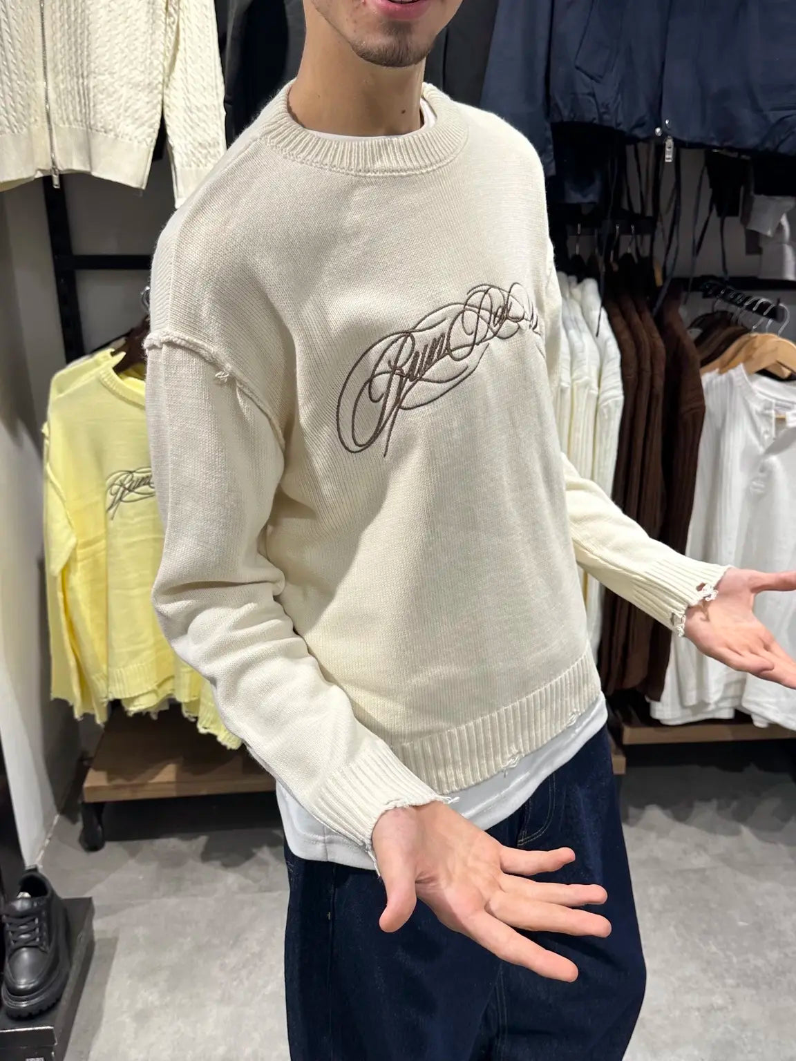 Krem Run Da World nakışlı boxy fit triko kazak alternatif görünüm