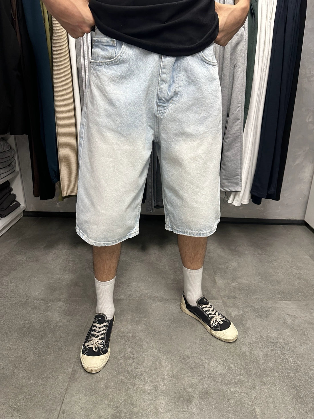 Erkek açık mavi yıkamalı baggy kot şort ön görünüm