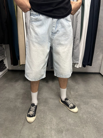 Erkek açık mavi yıkamalı baggy kot şort ön görünüm