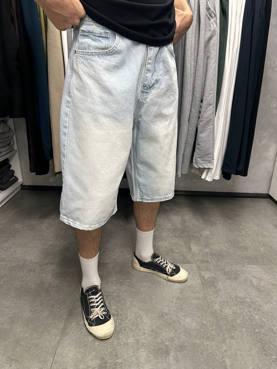 Erkek açık mavi yıkamalı baggy kot şort yan görünüm