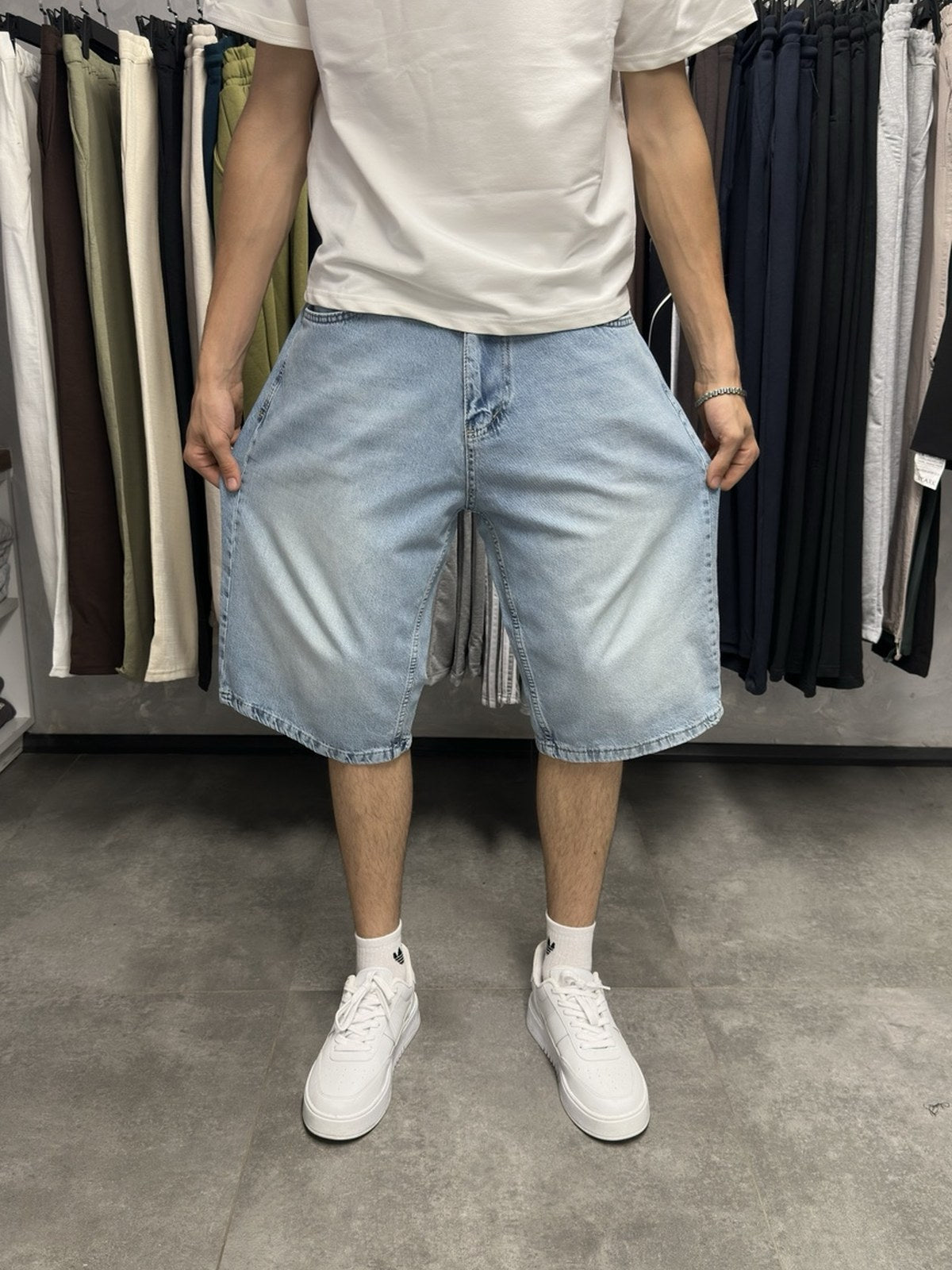 Erkek buz mavi baggy kot şort ön görünüm