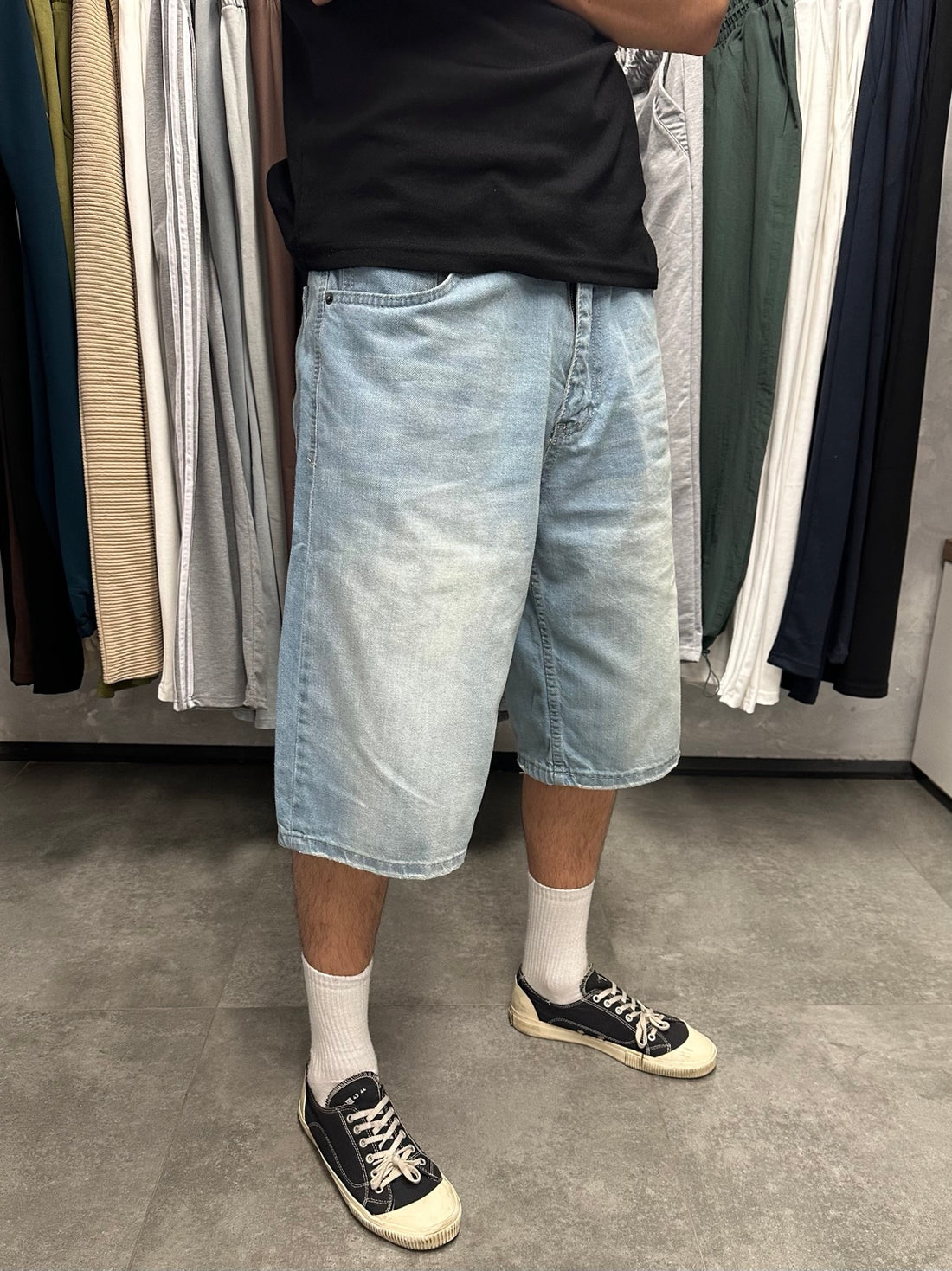 Erkek buz mavi yıkamalı baggy kot şort ön görünüm