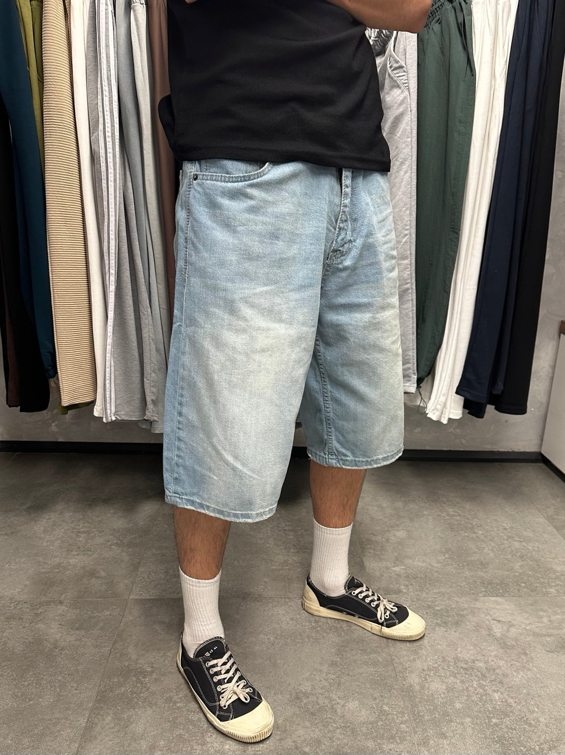 Erkek buz mavi yıkamalı baggy kot şort açılı görünüm