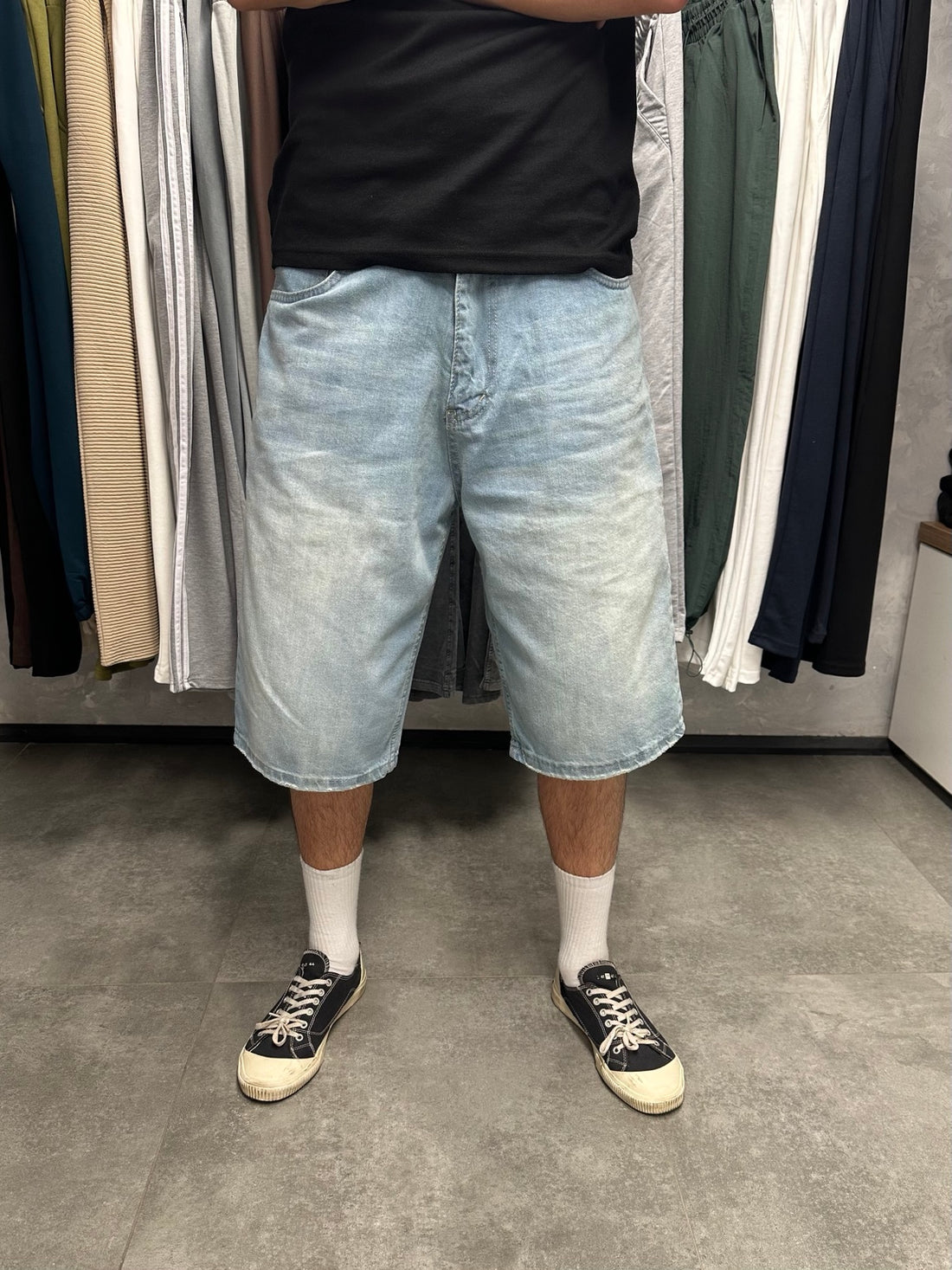 Erkek buz mavi yıkamalı baggy kot şort ön görünüm