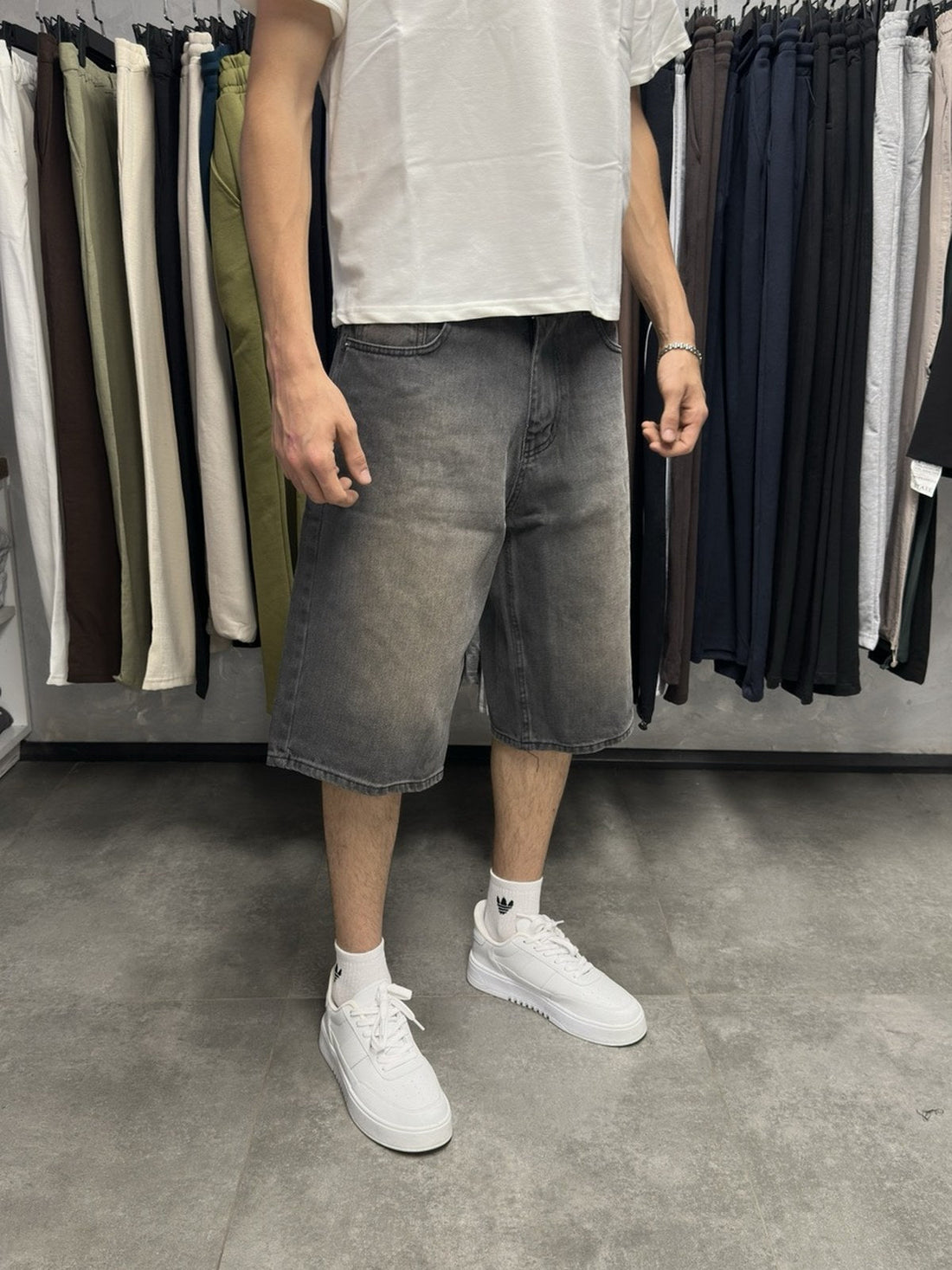 Erkek gri baggy kot şort çapraz görünüm