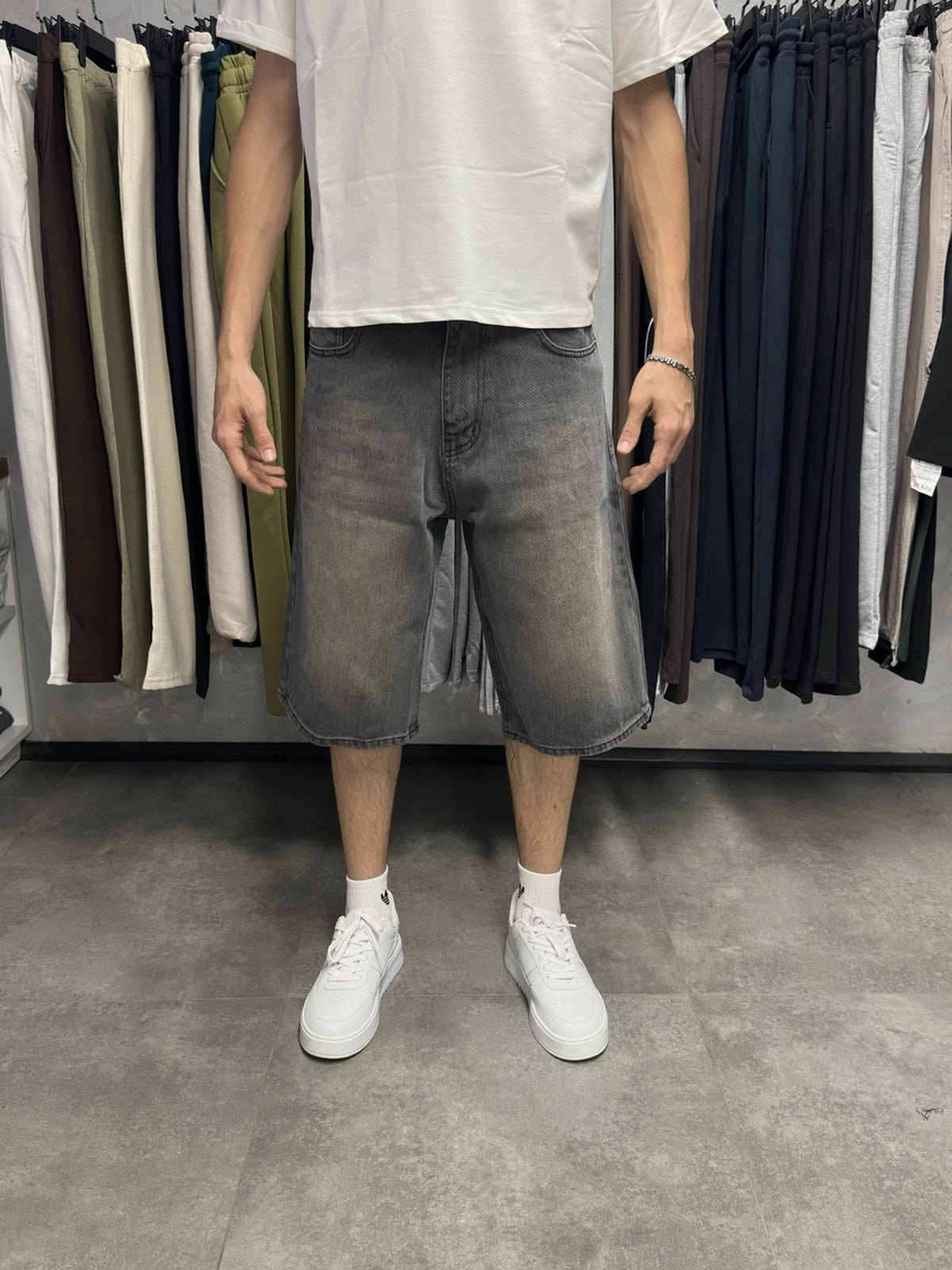 Erkek gri baggy kot şort ön görünüm
