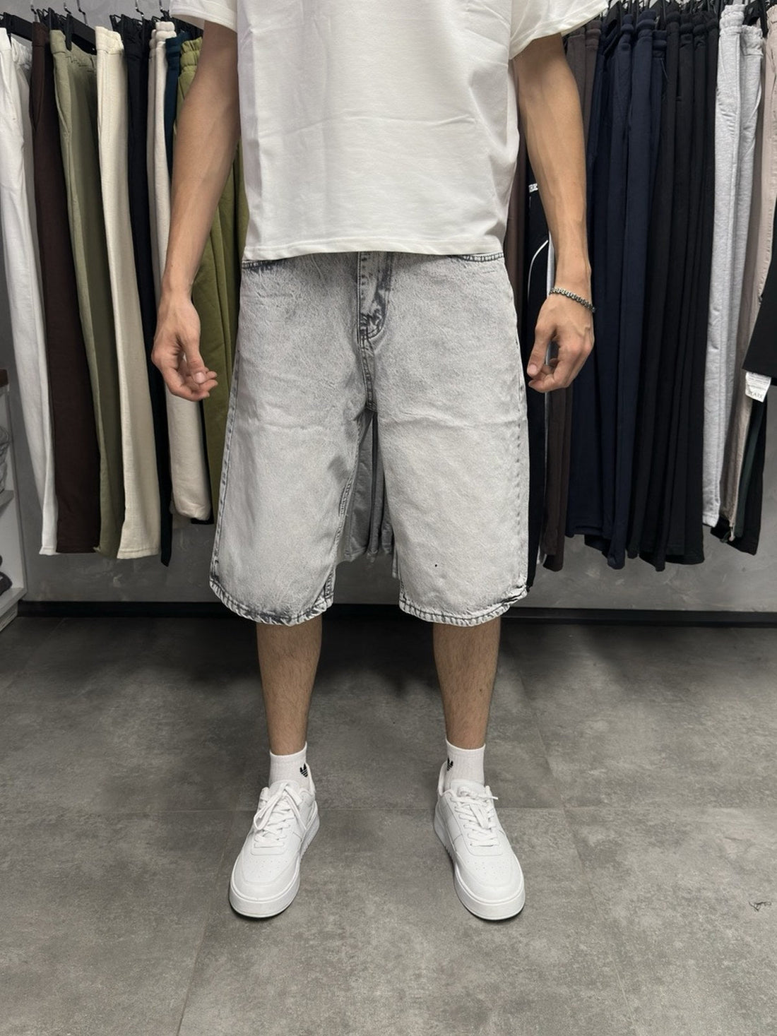 Erkek kar yıkama gri baggy kot şort yan görünüm