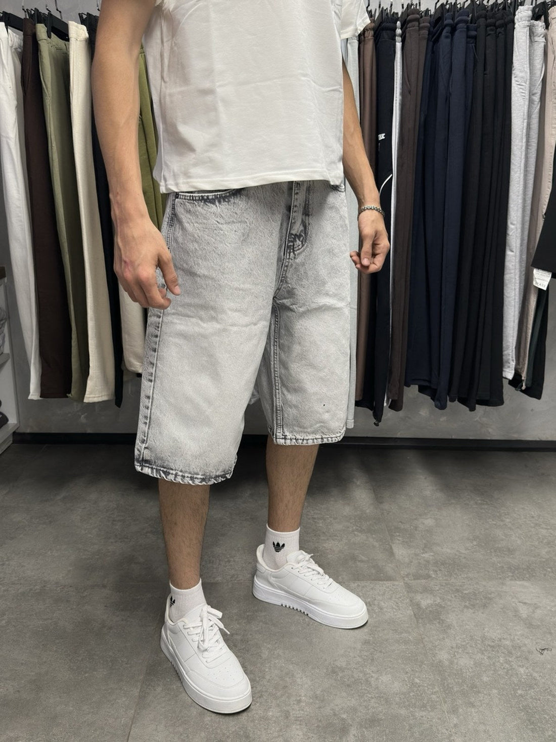 Erkek kar yıkama gri baggy kot şort yan görünüm