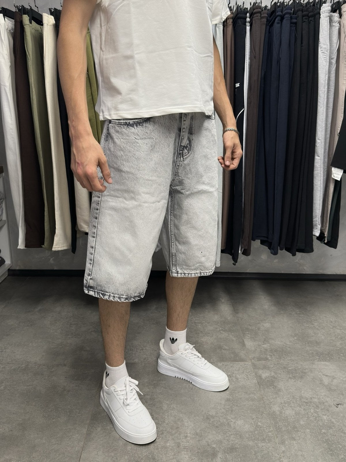 Erkek kar yıkama gri baggy kot şort yan görünüm