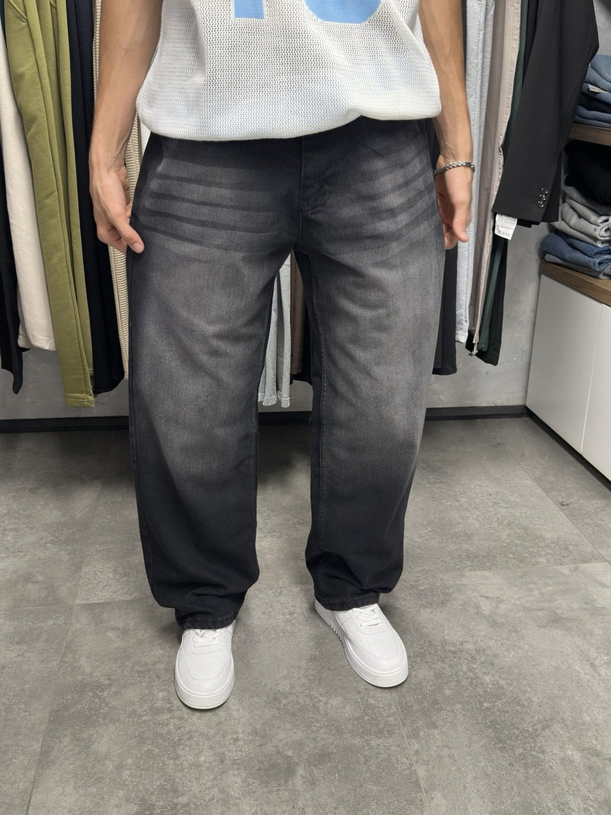 Erkek kırçıllı siyah super baggy pantolon ön görünüm
