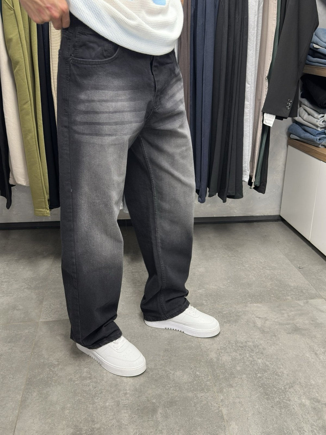 Erkek kırçıllı siyah super baggy pantolon ön görünüm