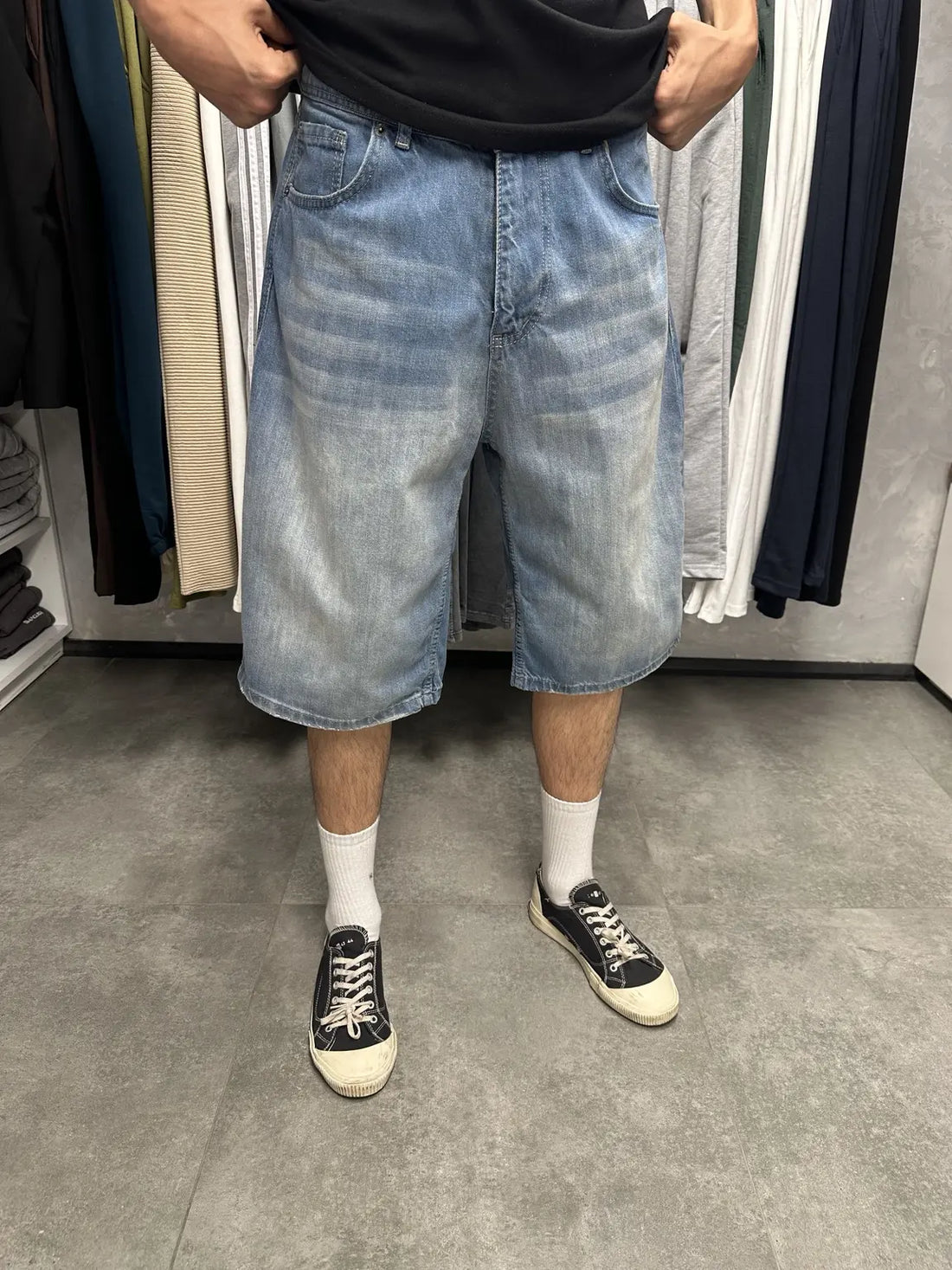 Erkek koyu mavi yıkamalı baggy kot şort ön görünüm