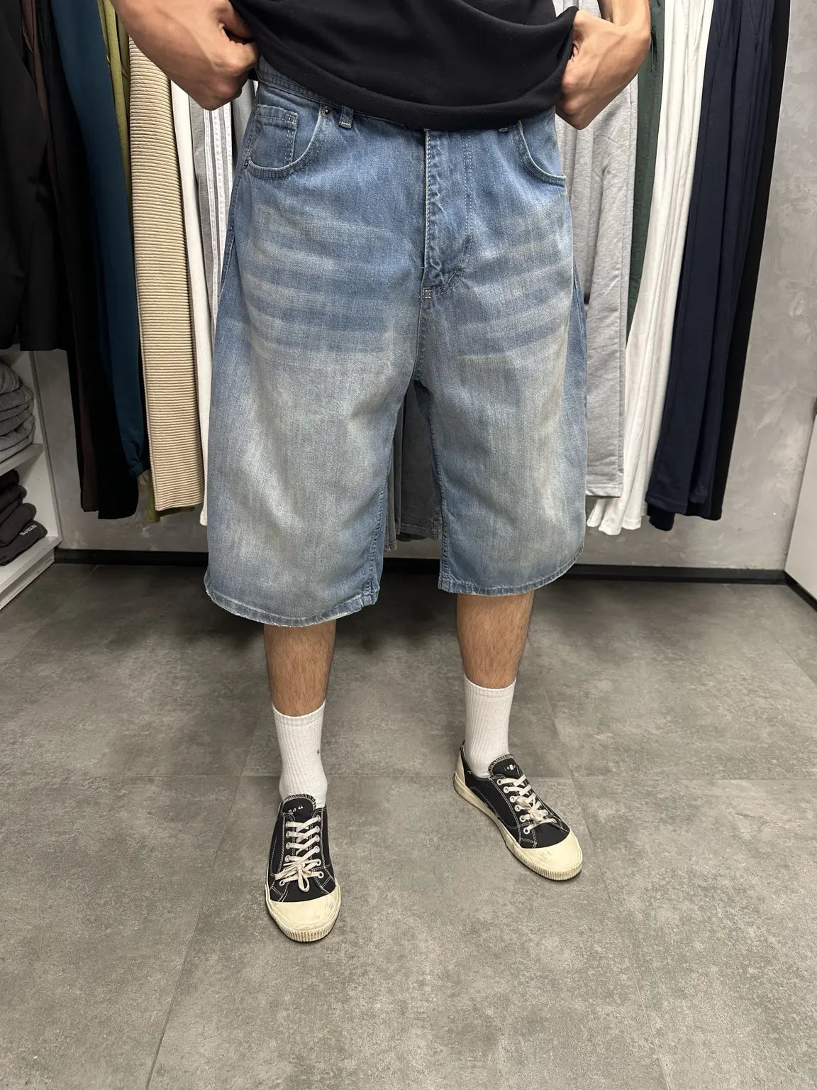 Erkek koyu mavi yıkamalı baggy kot şort detay görünüm