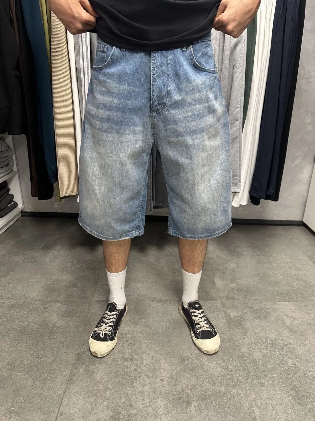 Erkek koyu mavi yıkamalı baggy kot şort ön görünüm