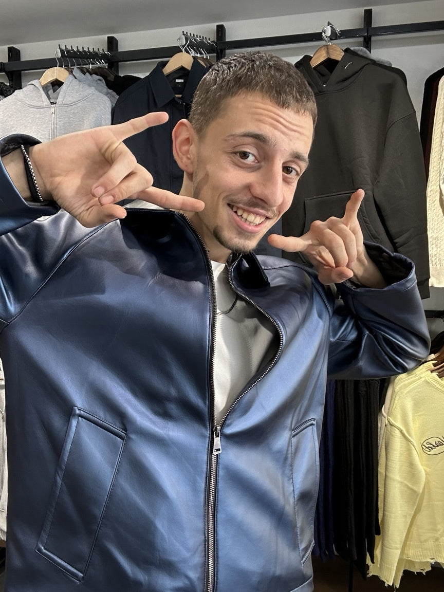 Erkek lacivert oversize bomber suni deri ceket yakın görünüm