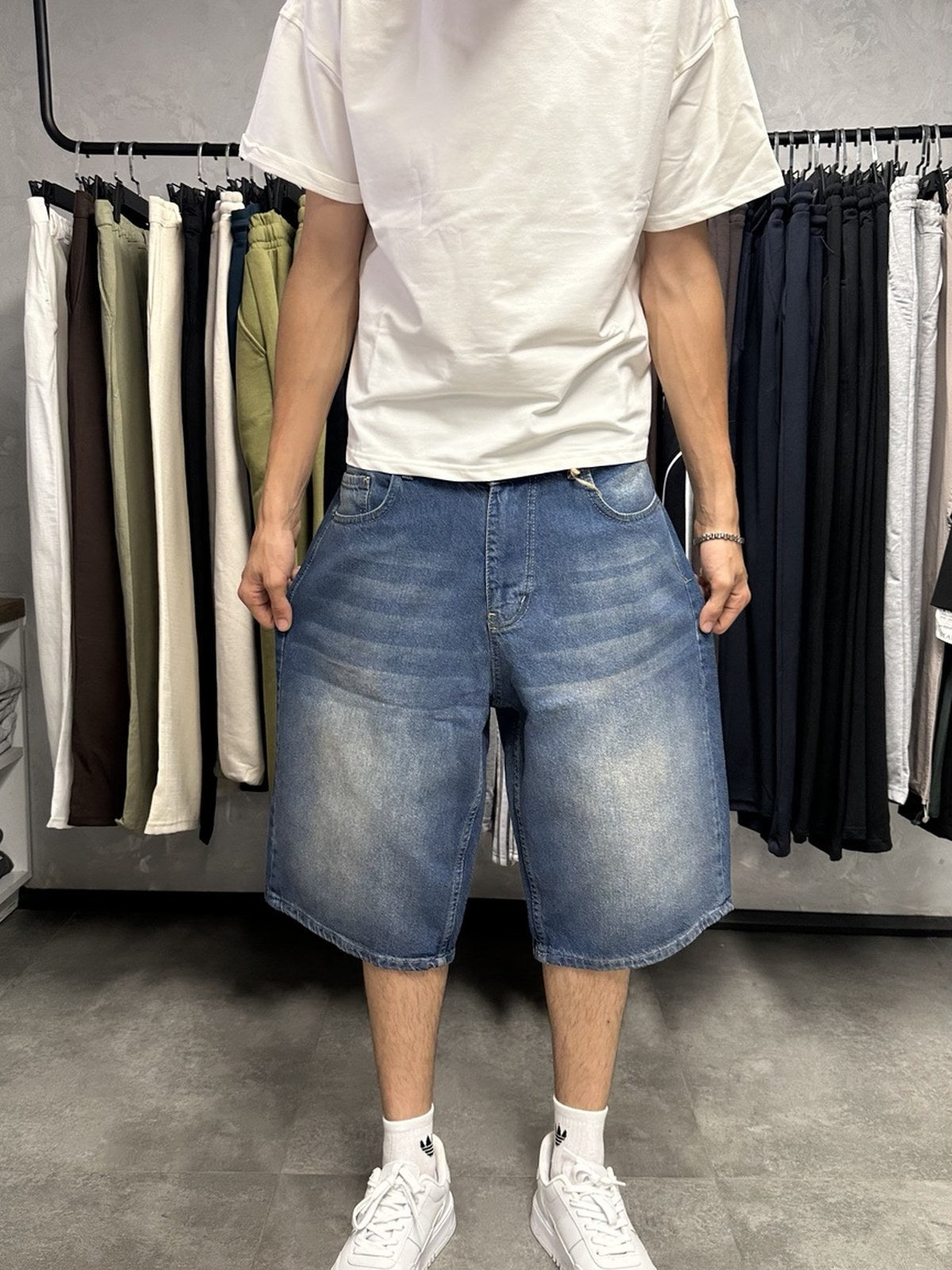 Erkek mavi yıkamalı baggy kot şort ön görünüm