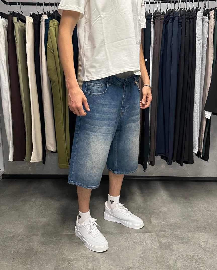 Erkek mavi yıkamalı baggy kot şort yan görünüm