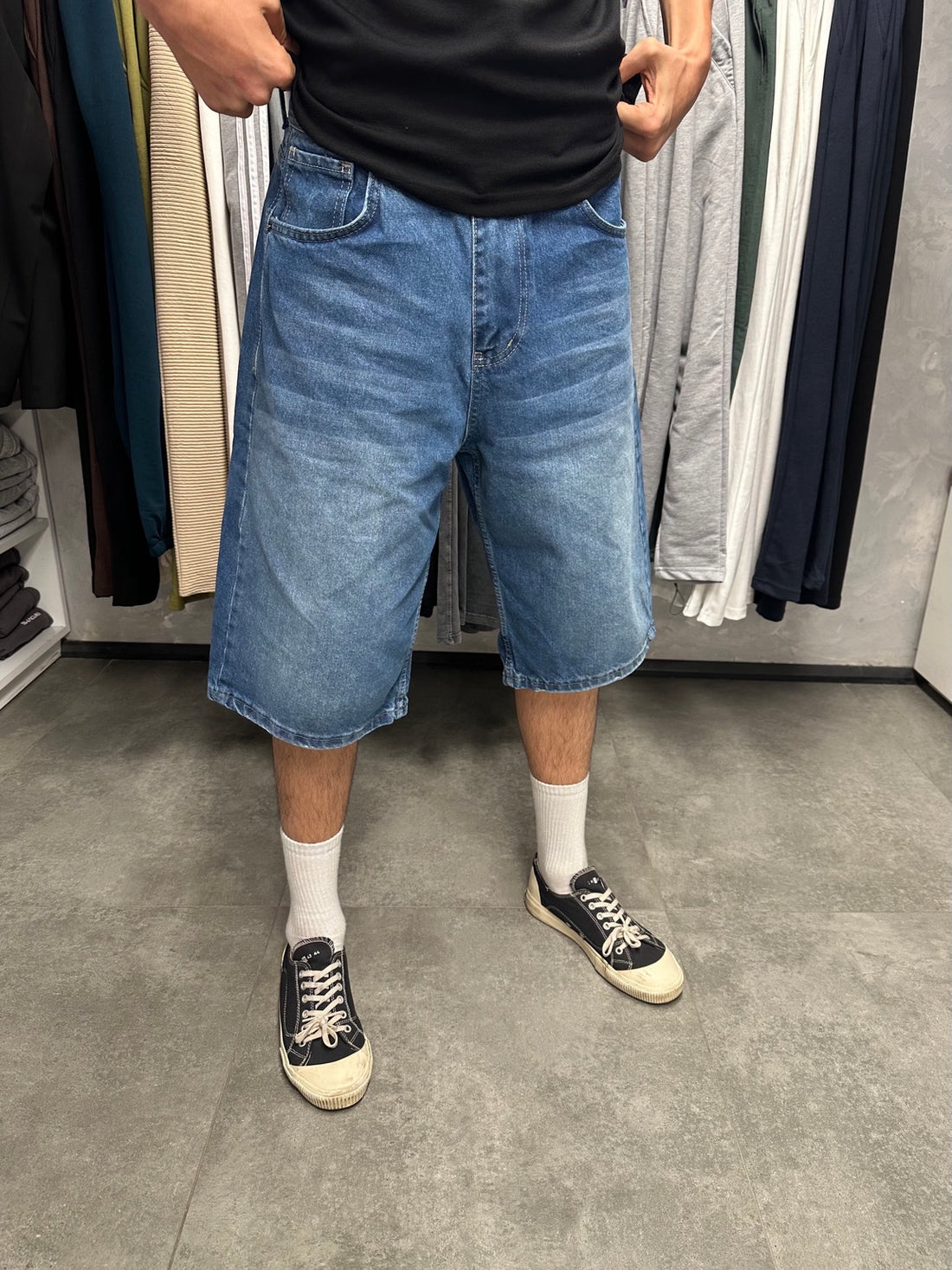 Erkek orta mavi yıkamalı baggy kot şort ön görünüm
