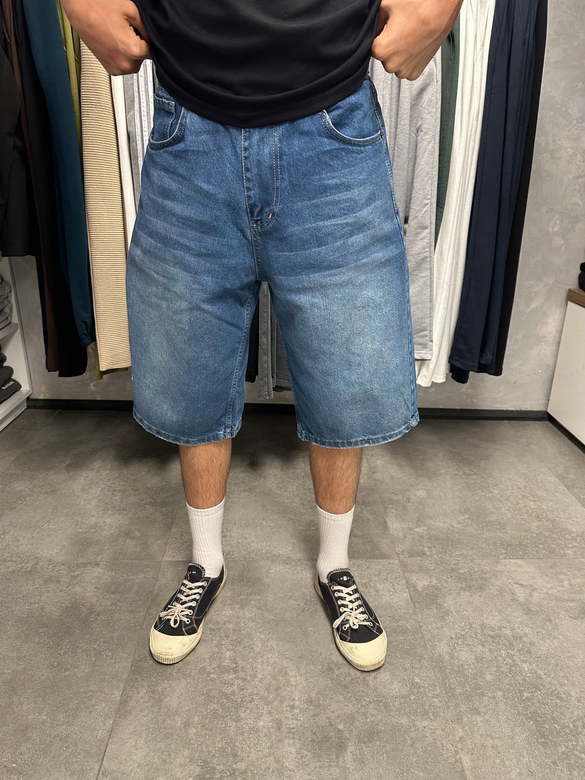 Erkek orta mavi yıkamalı baggy kot şort ön görünüm