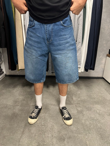 Erkek orta mavi yıkamalı baggy kot şort ön görünüm
