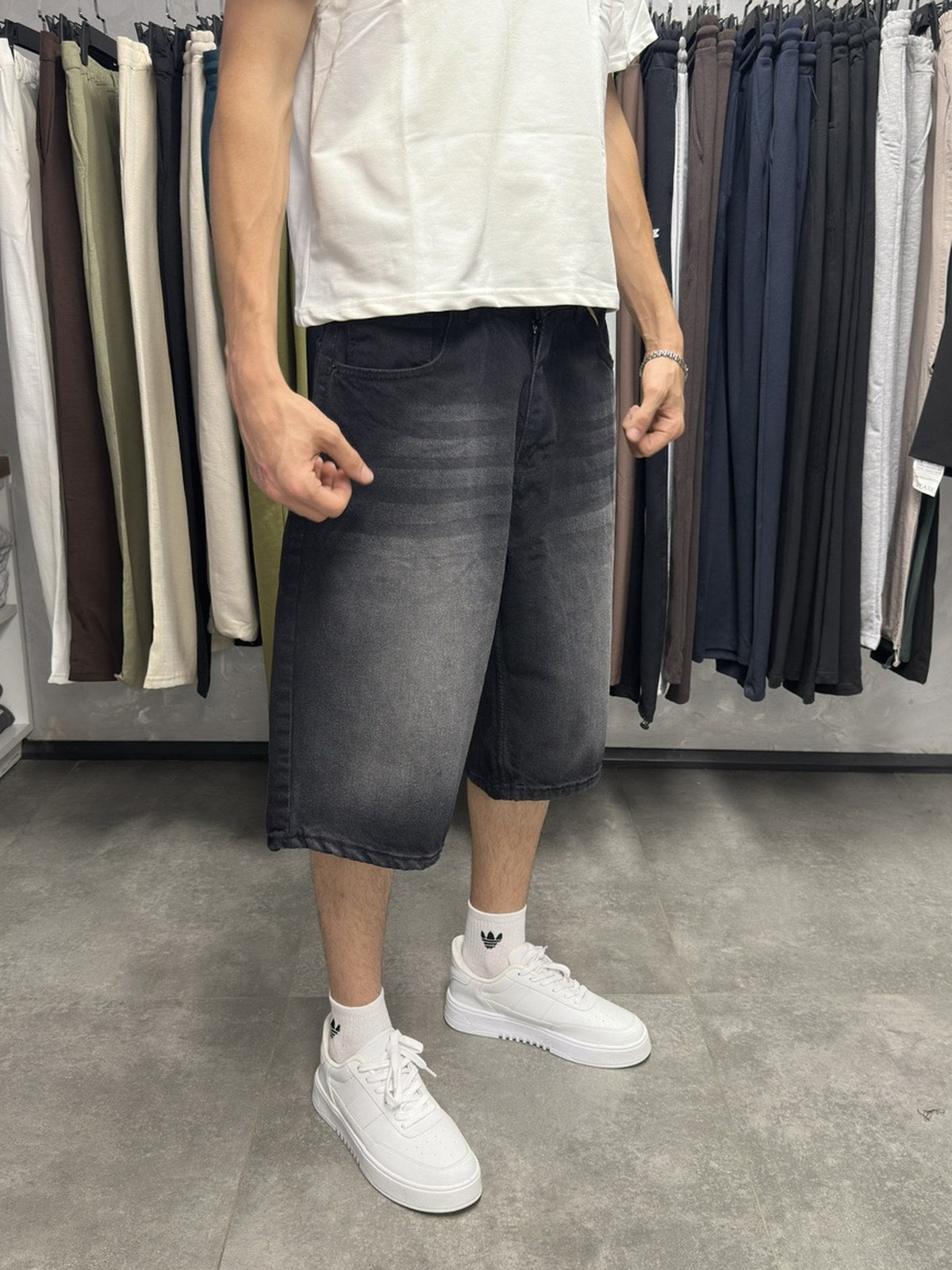 Erkek siyah baggy kot şort çapraz görünüm