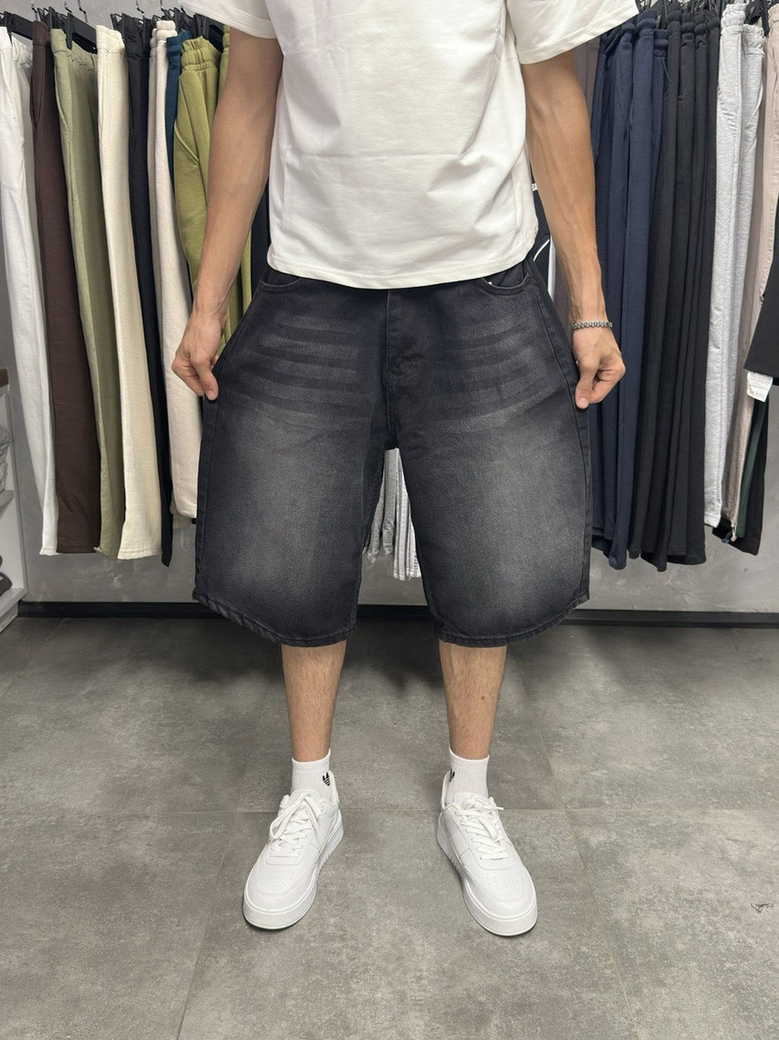 Erkek siyah baggy kot şort çapraz görünüm