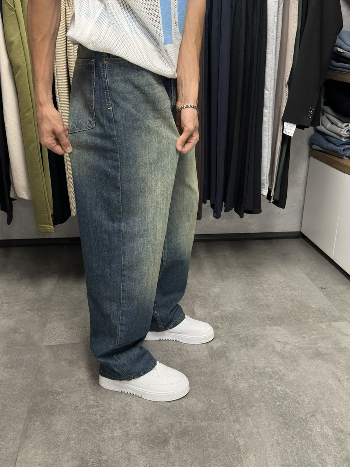 Erkek yeşil taşlama super baggy pantolon yan görünüm