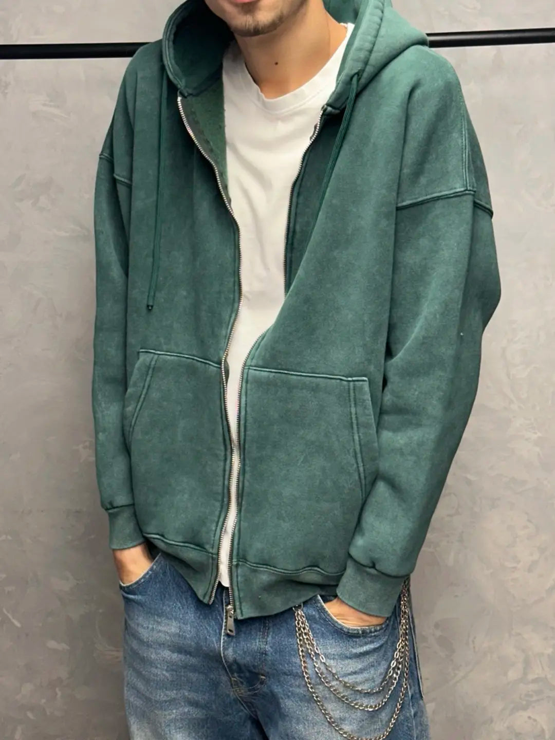 Erkek koyu yeşil yıkamalı fermuarlı kapüşonlu hoodie model üzeri görünüm