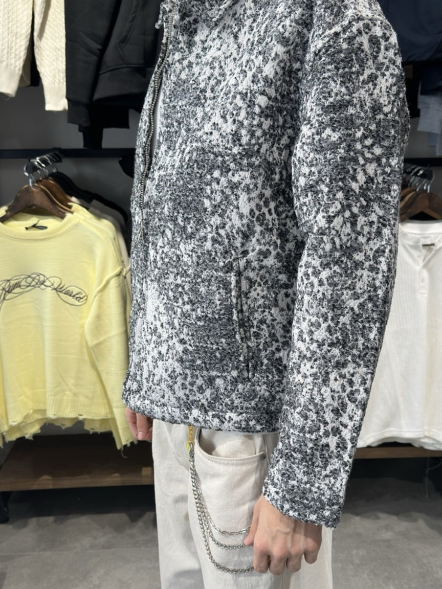 Açık gri premium dokulu hasır oversize mont ürün odaklı yan görünüm