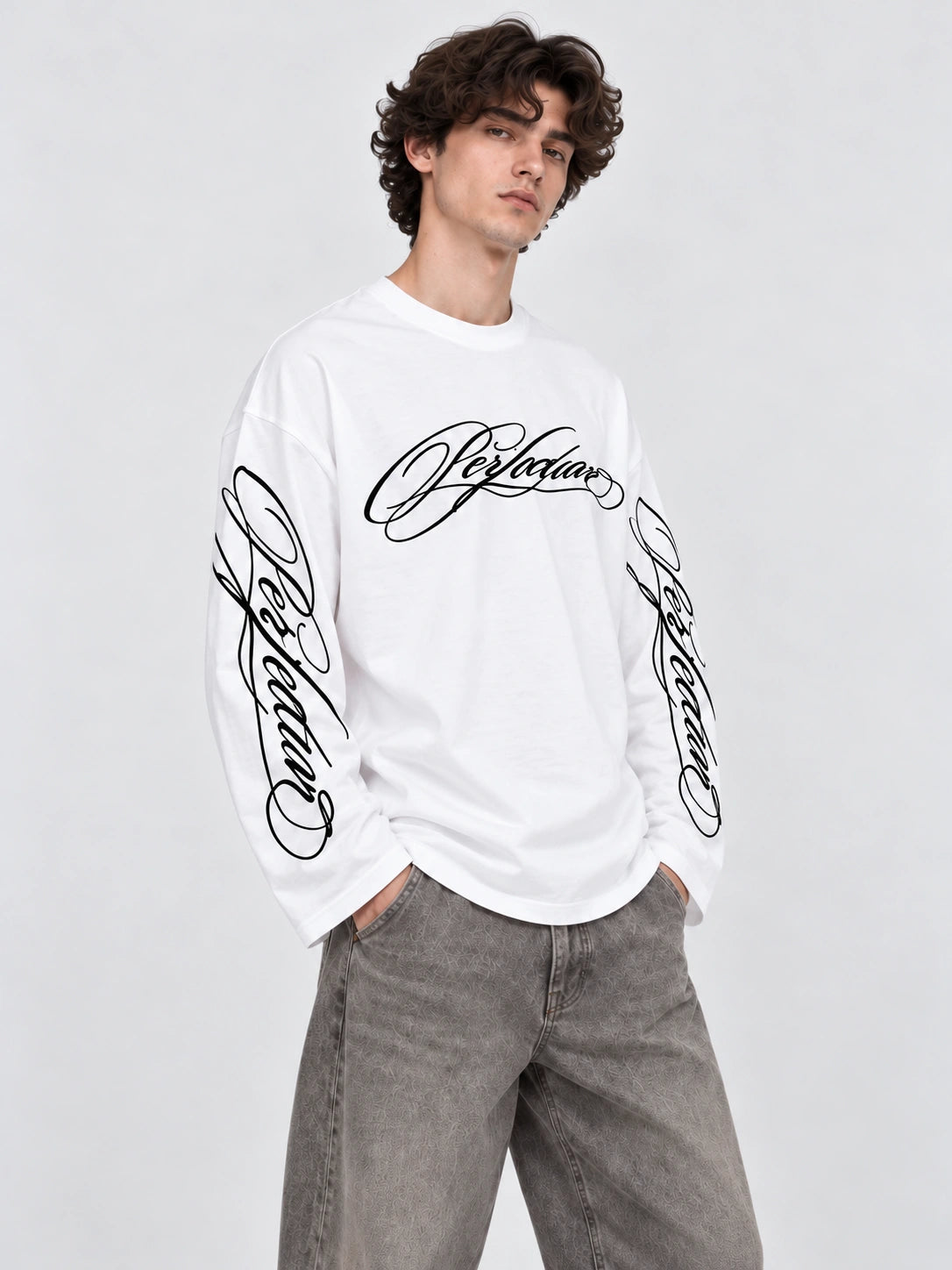 Beyaz Perfection baskılı boxy fit longsleeve yan açı, kol baskısı