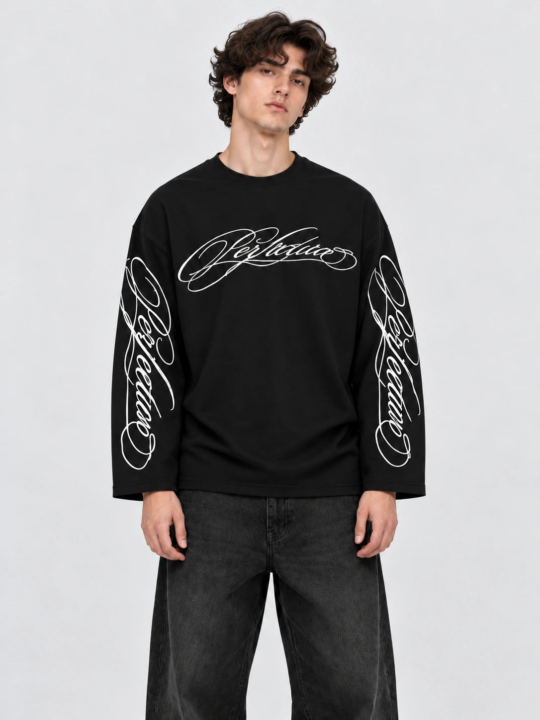 Siyah Perfection baskılı boxy fit longsleeve ön açı