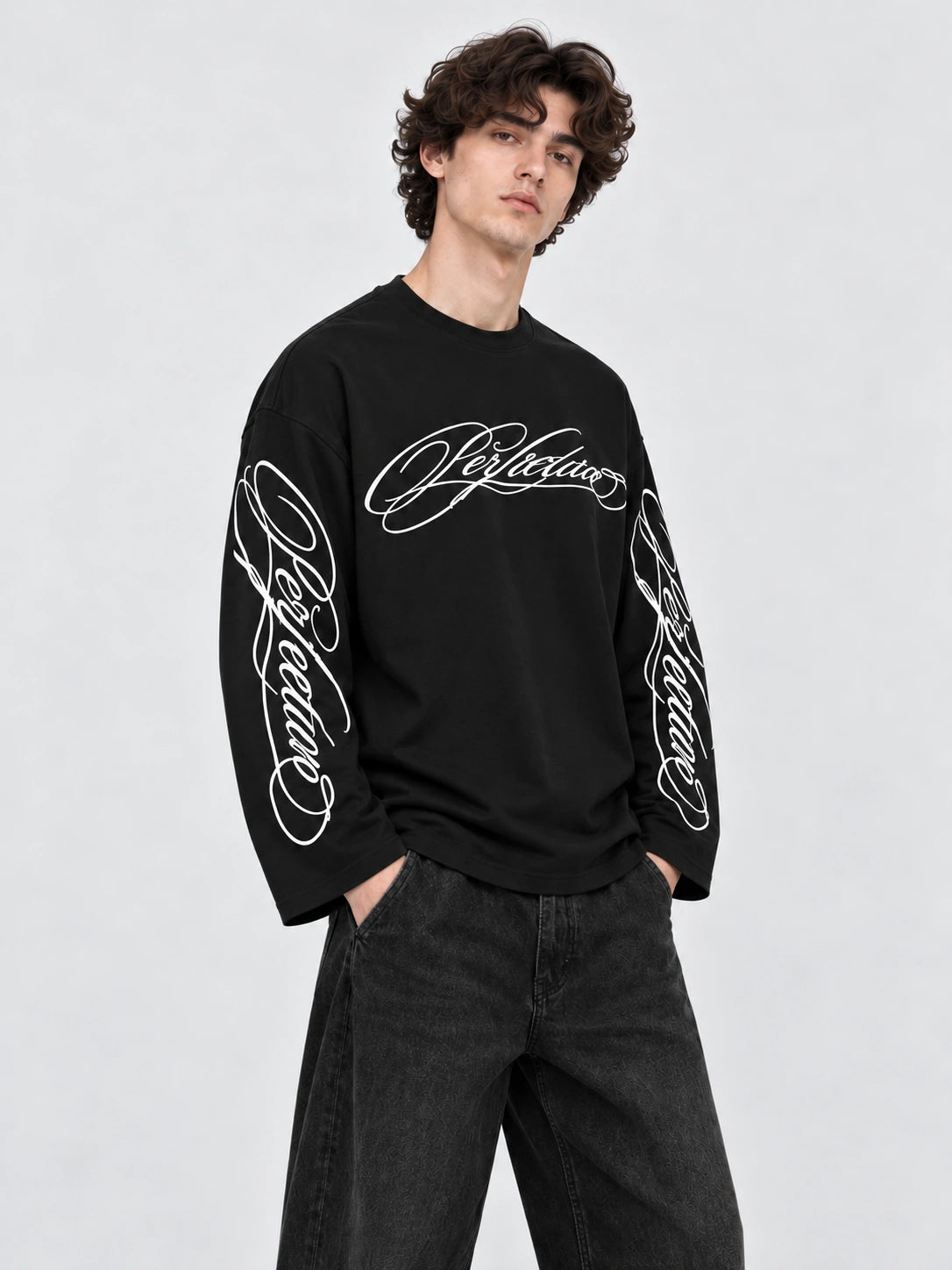 Siyah Perfection baskılı boxy fit longsleeve yan açı, kol baskısı